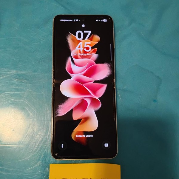 Samsung Galaxy Z Flip3 5G - Unlocked, 256 GB, Cream, 8 GB, SM-F711U1