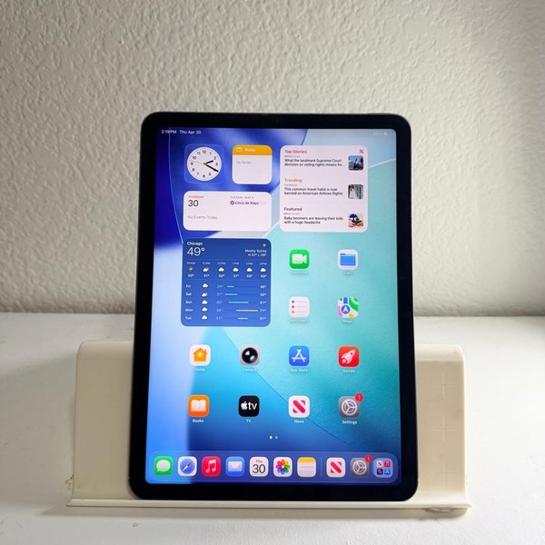 Apple iPad Air (5th Gen) - Unlocked, 64 GB, Gray, A2589
