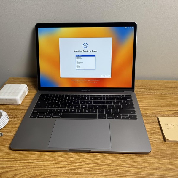 MacBook Pro 2017 (No Touch Bar) - 13 inch - 256 GB, Gray, 8 GB, Intel Core i5