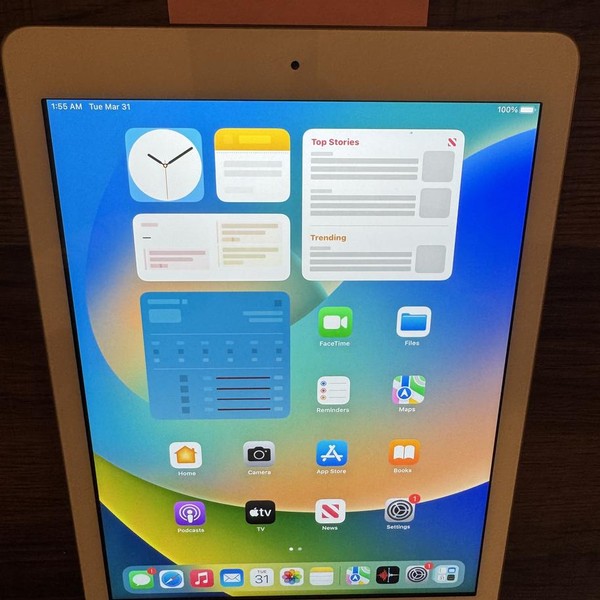 Apple iPad 5th Gen - Wi-Fi, 32 GB, Gold, A1822