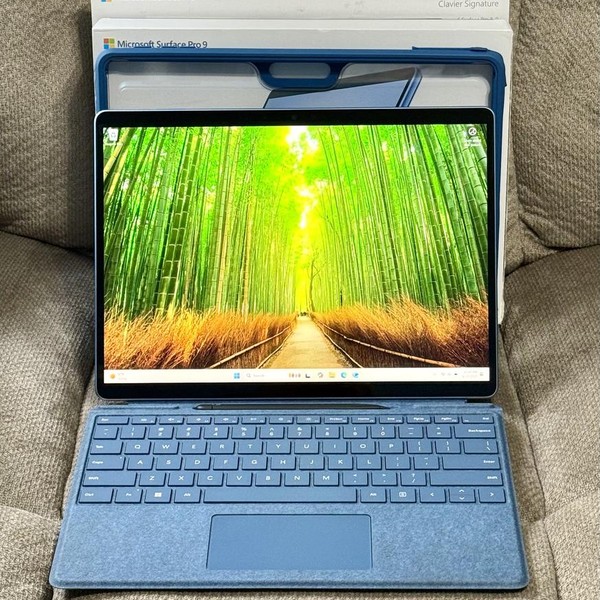 Microsoft Surface Pro 9 - Wi-Fi, 256 GB, Platinum, 8 GB, Intel Core i5, Wi-Fi