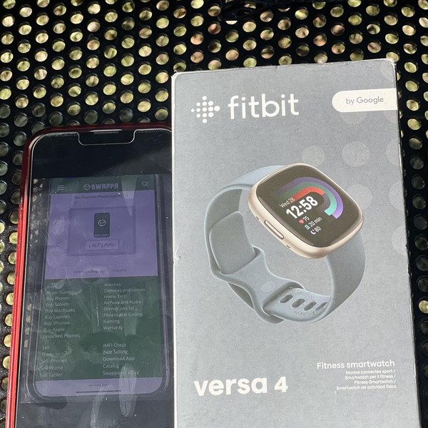 Fitbit Versa 4 - Platinum