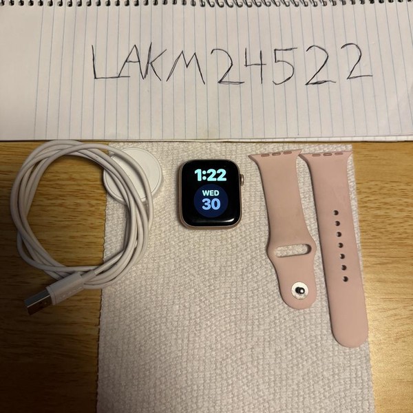 Apple Watch SE (1st Gen) 44mm - Gold, A2352 - GPS, Aluminum