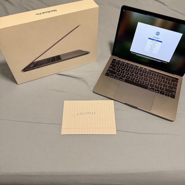 MacBook Pro 2019 - 13 inch - 128 GB, Gray, 8 GB, Intel Core i5