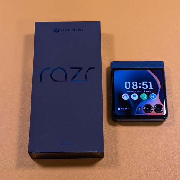Motorola Razr (2025) - Unlocked, 256 GB, Blue, 8 GB