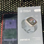 New Fitbit Versa 4 - Platinum