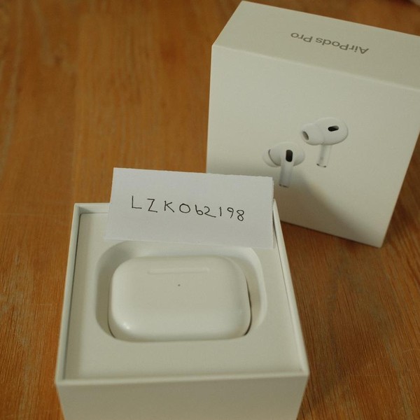 Apple AirPods Pro 2 - Lightning