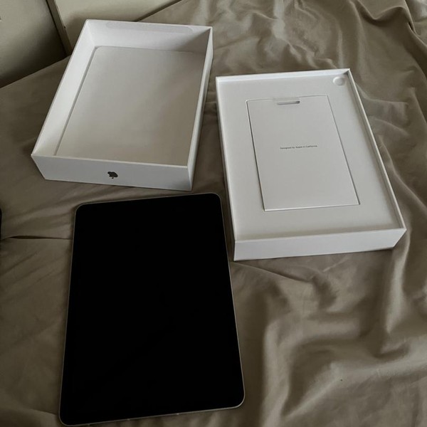 Apple iPad Air 11 inch (M3) 2025 - Unlocked, 128 GB, Starlight, A3267