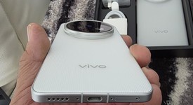 Mint
													Vivo X200 Ultra - Unlocked Non-US, Silver, 1 TB, 16 GB, photo 4 of 8