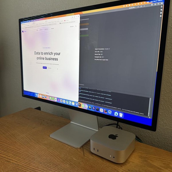 Apple Studio Display 2022 - Standard Glass, Tilt Adjustable Stand