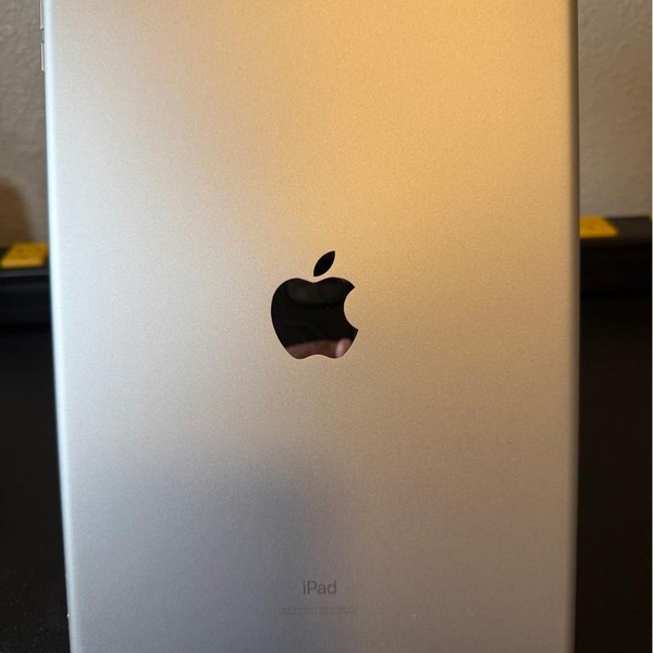 Apple iPad (7th Gen) - Unlocked, 32 GB, Silver, A2200