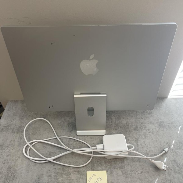 iMac 2023 24 inch - Apple M3, Silver, 256 GB, 8 GB, WiFi Only, 8-core GPU