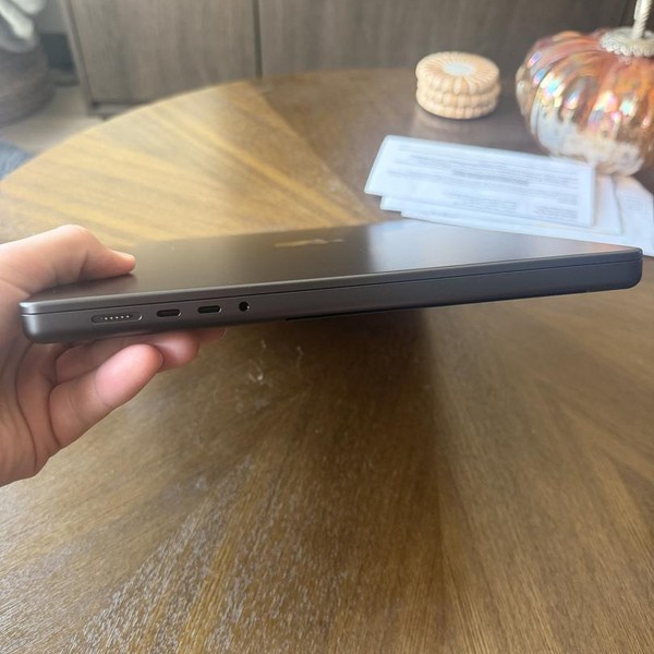MacBook Pro 2026 - 16 inch (M5) - 8 TB, Space Black, 128 GB, Apple M5 Max 18-core (40-core GPU), Nano-texture Display
