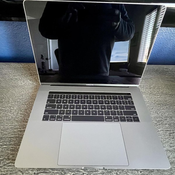 MacBook Pro 2017 (With Touch Bar) - 15 inch - 1 TB, Silver, 16 GB, Intel Core i7