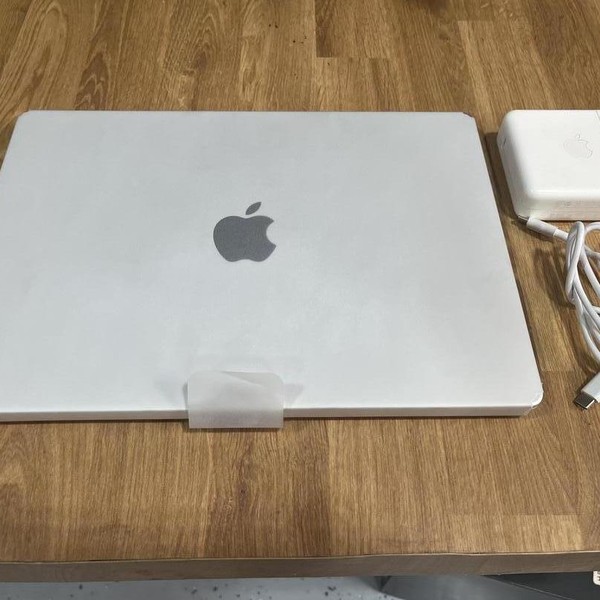 MacBook Pro 2025 - 14 inch - 1 TB, Silver, 16 GB, Apple M5