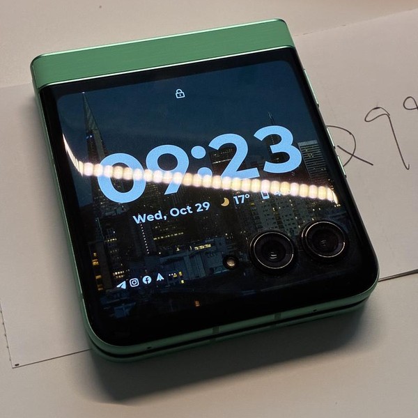 Motorola Razr (2025) - Total by Verizon, 256 GB, Green, 8 GB