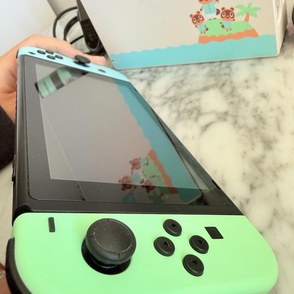 Nintendo Switch - 32 GB, Animal Crossing: New Horizons