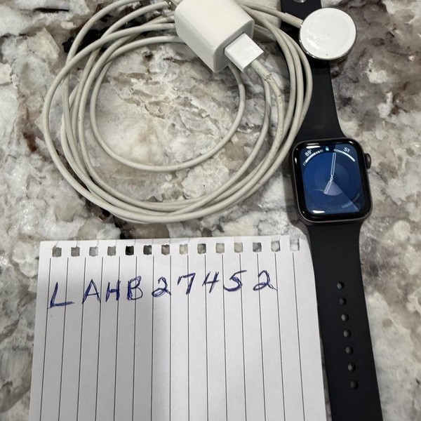 Apple Watch SE (1st Gen) 40mm - Gray, A2351 - GPS, Aluminum
