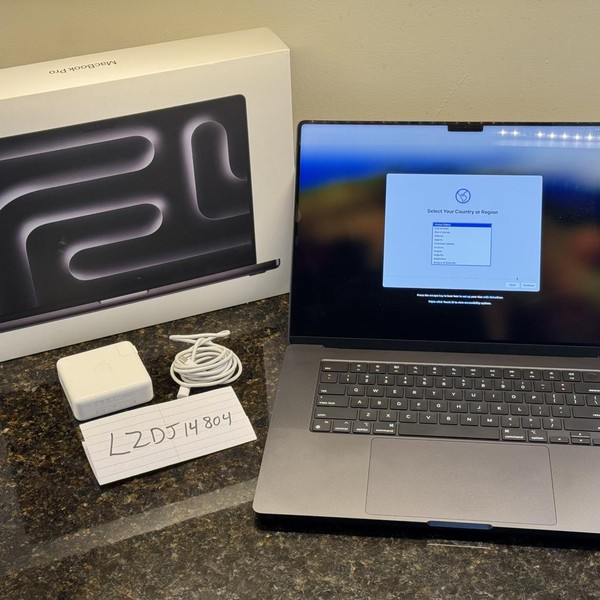 MacBook Pro Late 2023 (M3) - 16 inch - 4 TB, Black, 64 GB, Apple M3 Max 16-core, 40-core GPU