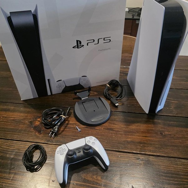 PlayStation 5 Standard Edition (2020) - 825 GB, White, Standard Edition