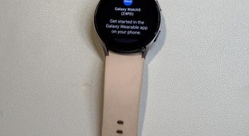Good
													Samsung Galaxy Watch5 - Unlocked, Gold, 40mm, photo 1 of 6