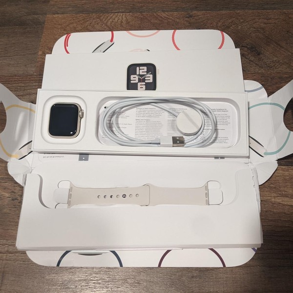 Apple Watch SE 2nd Gen 40mm - Starlight, A2722 - GPS, Aluminum