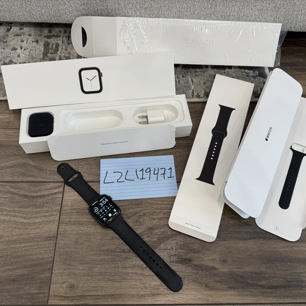 Apple Watch Series 4 44mm - Unlocked, Gray, A1976 - Cellular, Aluminum