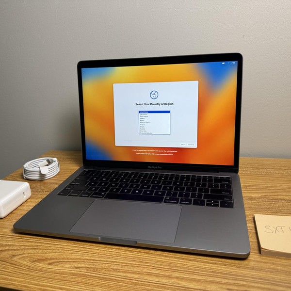 MacBook Pro 2017 (No Touch Bar) - 13 inch - 512 GB, Gray, 8 GB, Intel Core i5