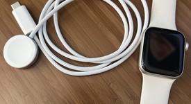 Mint
													Apple Watch SE 3rd Gen 40mm - Unlocked, Starlight, A3326 - Cellular, photo 2 of 8