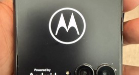 Mint
													Motorola Razr Ultra (2025) - Unlocked, PANTONE Scarab, 1 TB, 16 GB, photo 5 of 11