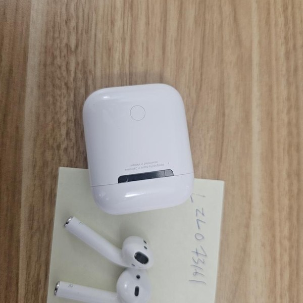 Apple AirPods 2nd Gen - Lightning Case