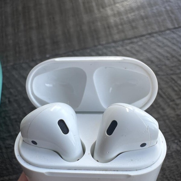 Apple AirPods 2nd Gen - Wireless Case