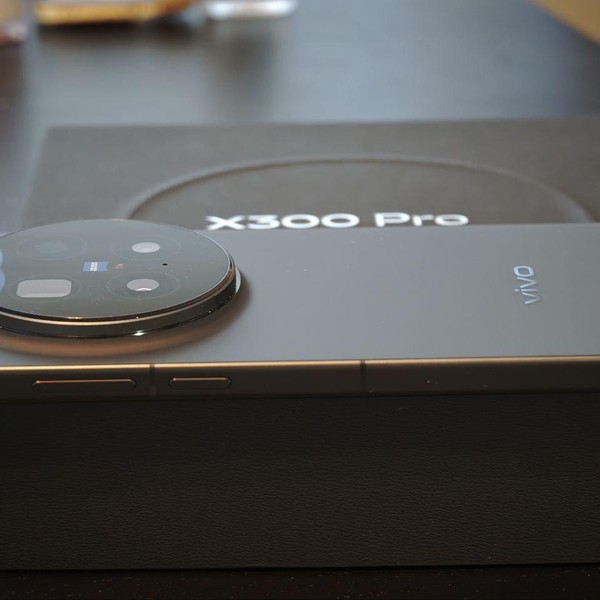 Vivo X300 Pro - Unlocked Non-US, 512 GB, Phantom Black, 16 GB