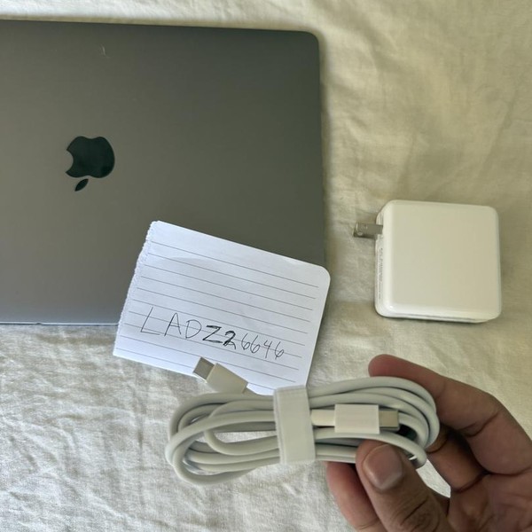 MacBook Pro 2020 - 13 inch - 256 GB, Gray, 16 GB, Apple M1