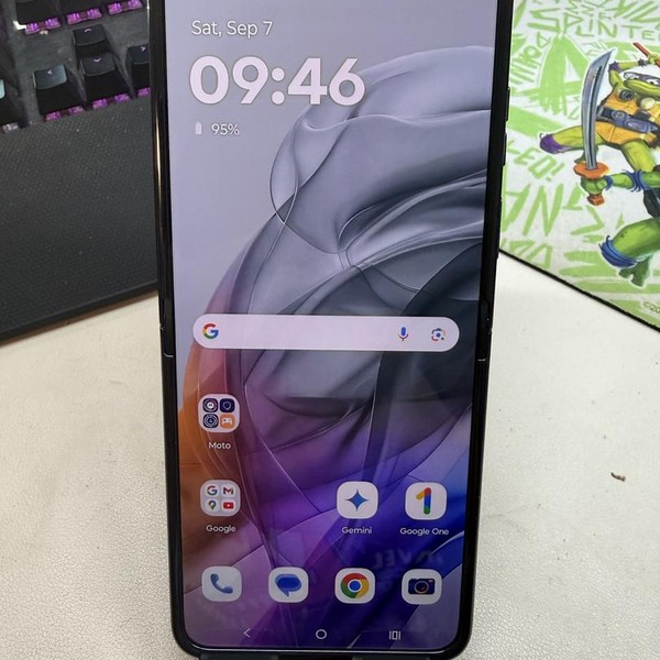 Motorola Razr (2024) - Unlocked, 256 GB, Gray, 8 GB