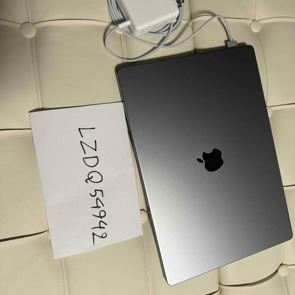 MacBook Pro 2021 - 16 inch - 2 TB, Gray, 64 GB, Apple M1 Max