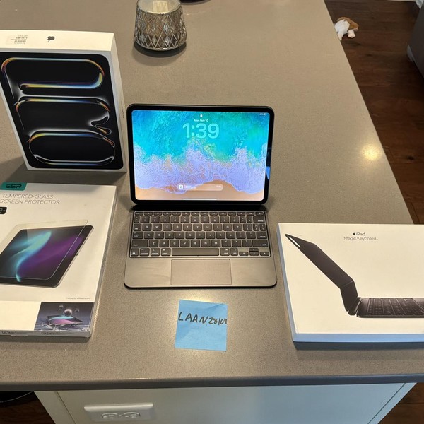 Apple iPad Pro 11 inch (M4) 2024 - Unlocked, 256 GB, Black, 8 GB, A2837, Standard Glass