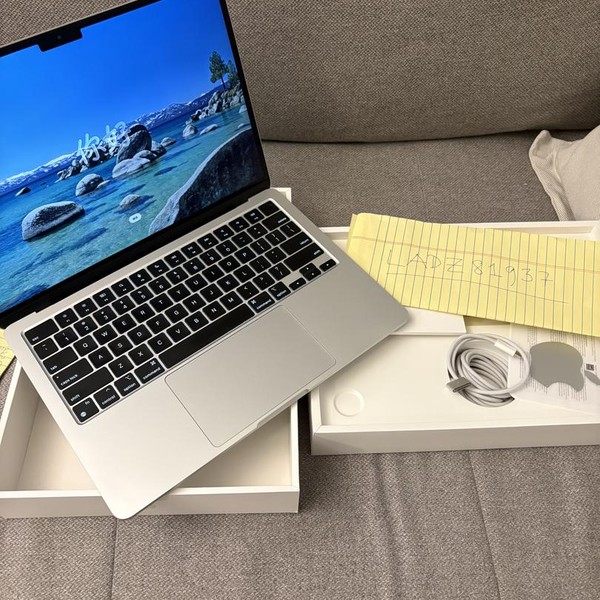 MacBook Air 2022 (M2) - 13 inch - 256 GB, Silver, 8 GB, Apple M2