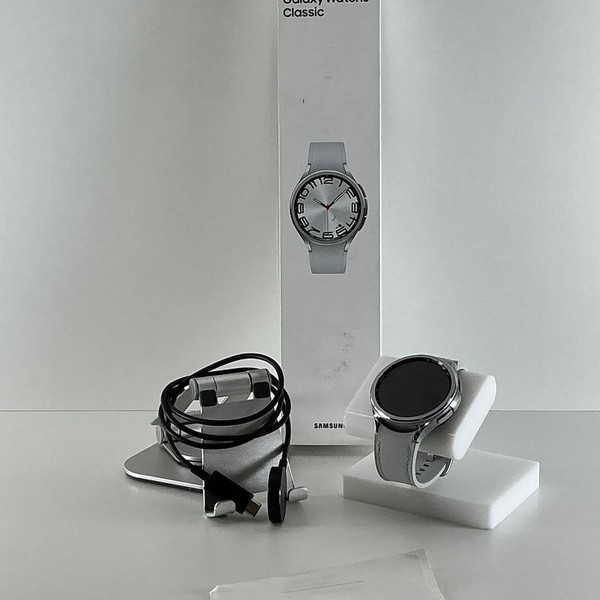 Samsung Galaxy Watch6 Classic - Unlocked, Silver, 47mm
