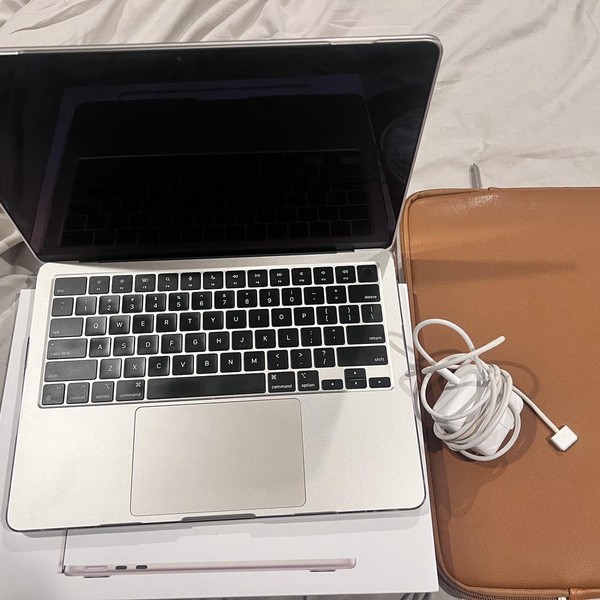 MacBook Air 2022 (M2) - 13 inch - 256 GB, Starlight, 8 GB, Apple M2