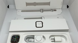 Good
													Apple Watch Series 4 40mm - Unlocked, Gold, A1975 - Cellular, Stainless, photo 1 of 11