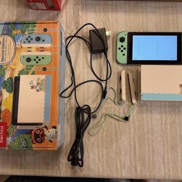 Nintendo Switch - 32 GB, Animal Crossing: New Horizons