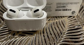 Used
													Apple AirPods Pro - MagSafe Case, photo 2 of 9