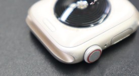 Fair
													Apple Watch SE 2nd Gen 40mm - Unlocked, Starlight, A2726 - Cellular, Aluminum, photo 3 of 8