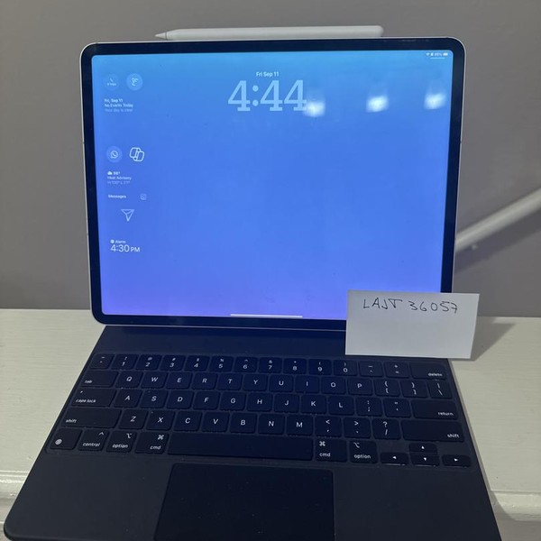 Apple iPad Pro 12.9 inch 6th Gen 2022 - Unlocked Non-US, 256 GB, Silver
