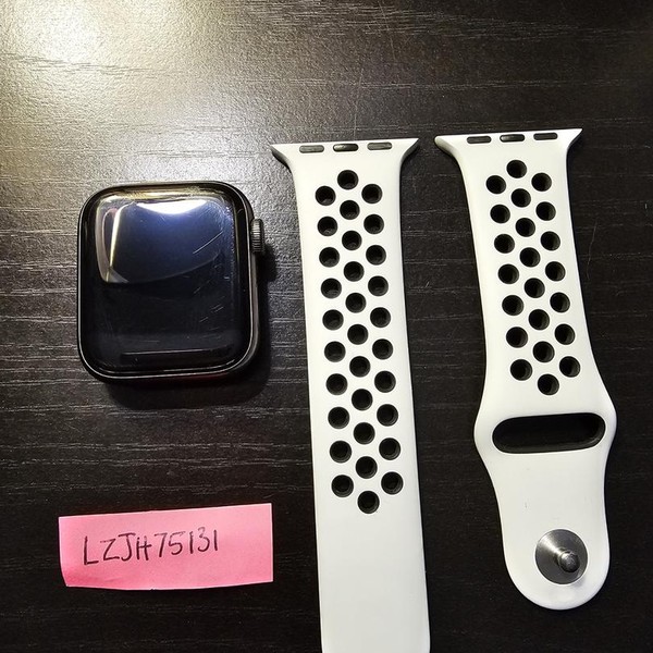 Apple Watch SE 1st Gen 40mm - Gray, A2351 - GPS, Nike