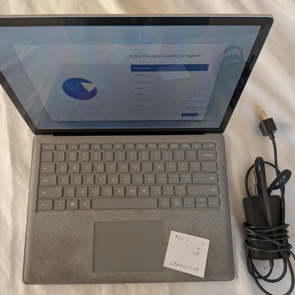 Microsoft Surface Laptop 2 - 128 GB, Platinum, 8 GB, Intel Core i5