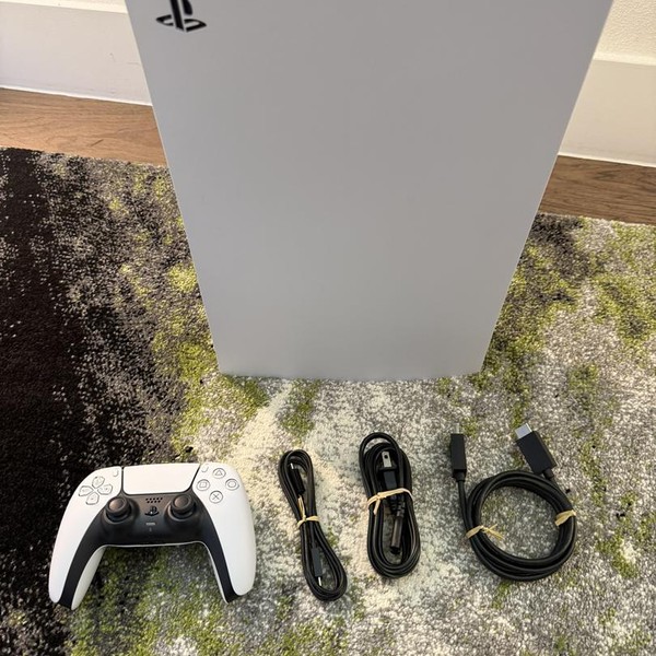 PlayStation 5 Standard Edition (2020) - White, 825 GB, Standard Edition