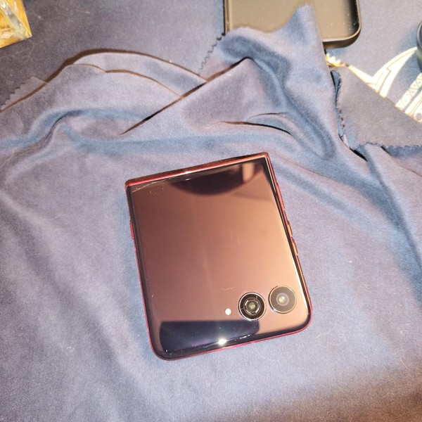 Motorola Razr Ultra (2025) - Unlocked, PANTONE Rio Red, 1 TB, 16 GB