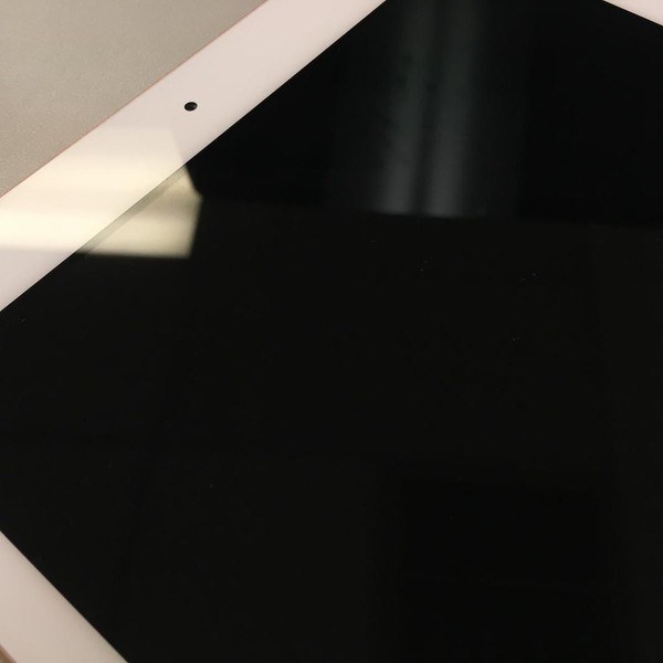 Apple iPad 6th Gen - Wi-Fi, 32 GB, Gold, A1893